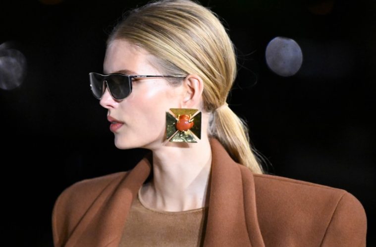 Anting Statement Besar dan Tassel Mewah: Aksesori Paling Berani Musim Gugur