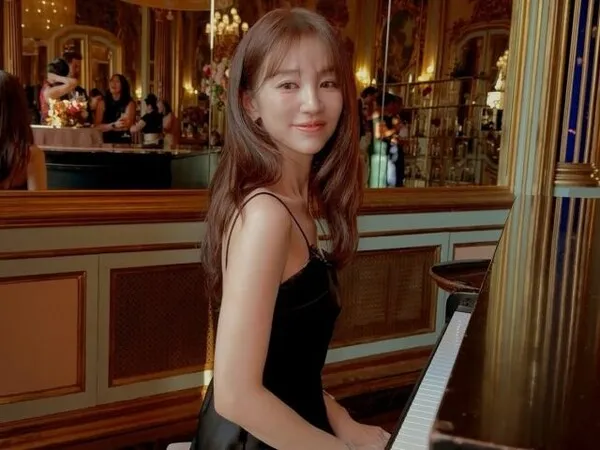 Váy đen gợi cảm của Yoon Eun Hye và cuộc tranh cãi chuẩn mực khách mời