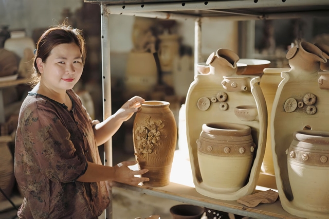 Thế hệ trẻ Bắc Ninh đưa gốm truyền thống lên sàn thương mại số