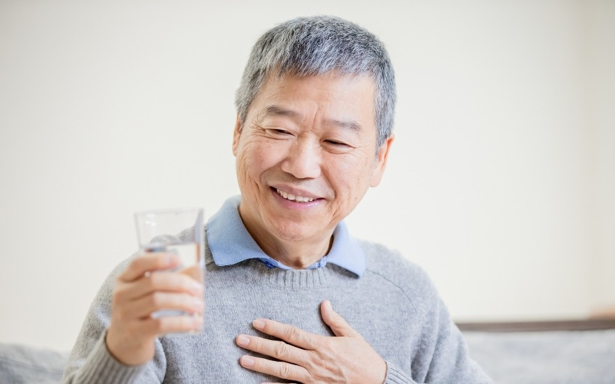 Cảnh báo mất nước mùa hè âm thầm ở người cao tuổi