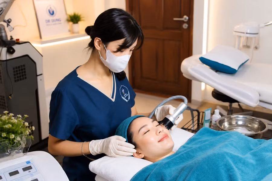Mụn đầu đen kín: Cách nhận biết và trị liệu theo bác sĩ da liễu