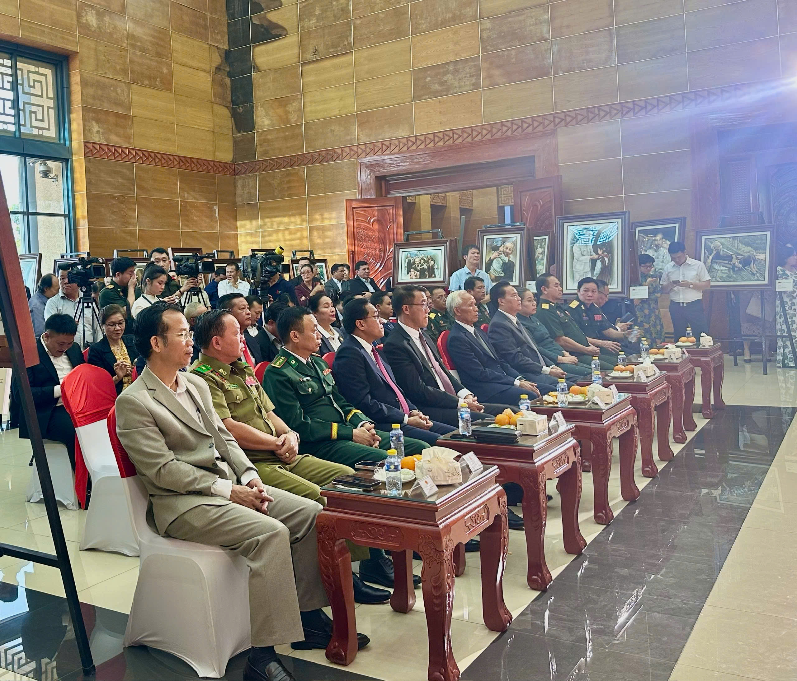 Tác phẩm Hồ Chí Minh vượt biên giới: từ Urdu ở Pakistan đến hội họa tại Lào