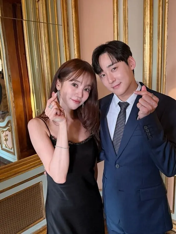 Váy đen gợi cảm của Yoon Eun Hye và cuộc tranh cãi chuẩn mực khách mời