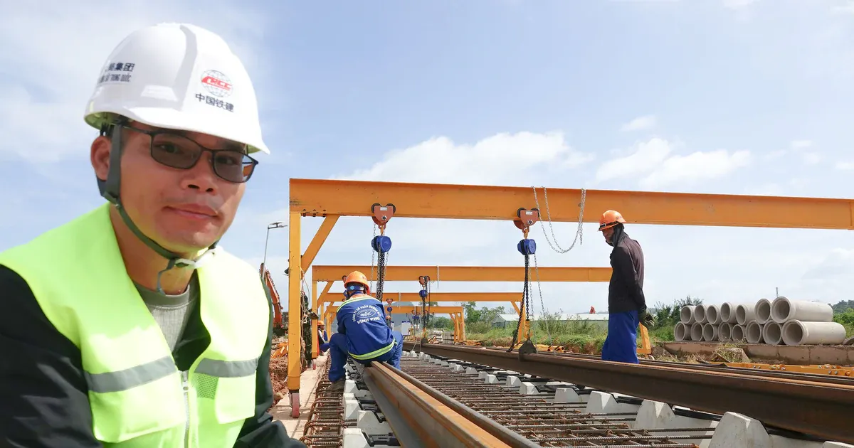 Tàu điện Phú Quốc 9.000 tỉ bước vào lắp thử đường ray