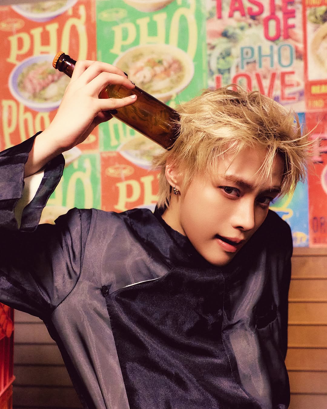 Hanbin mang áo dài và phở vào MV solo K-pop