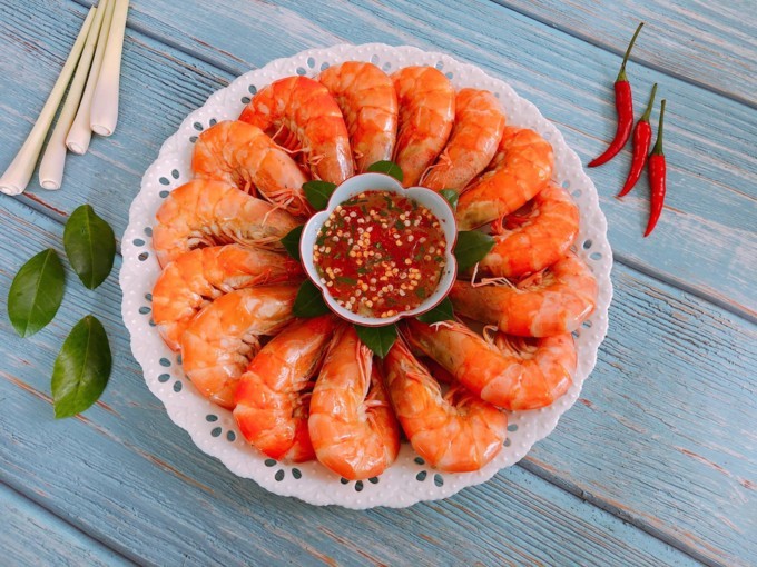 Luộc tôm nước sôi hay nước lạnh: chọn sai là mất ngon