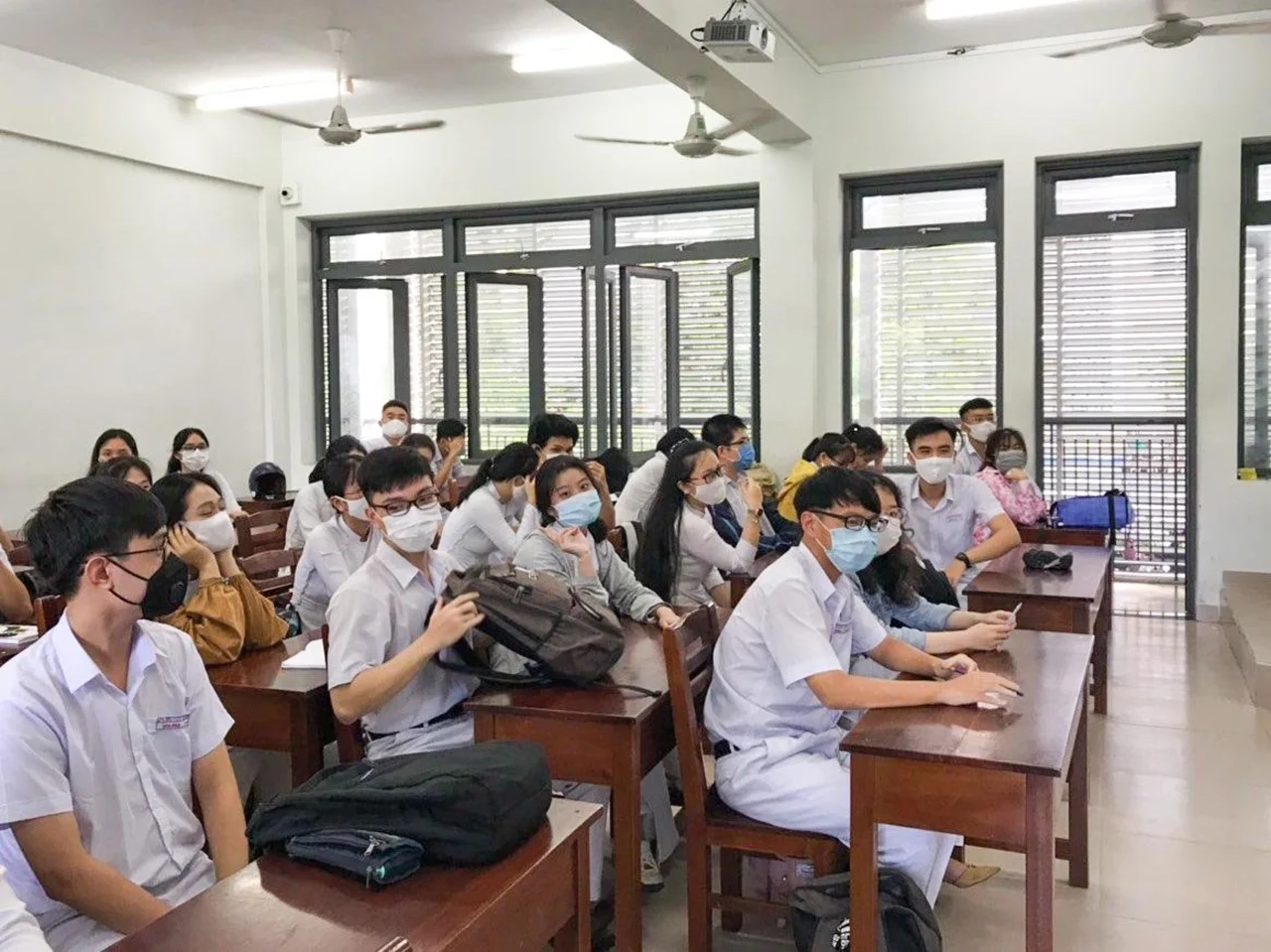 Bàn ghế học sinh không vừa: mối đe dọa âm thầm lên cột sống trẻ