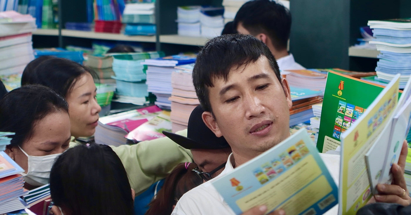 Phụ huynh xếp hàng mua sách giáo khoa: lỗi ở đâu, giải pháp nào?