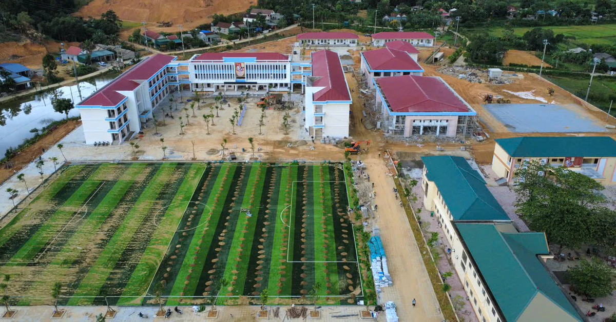 Trường học biên giới tranh giờ hoàn thành trước năm học mới
