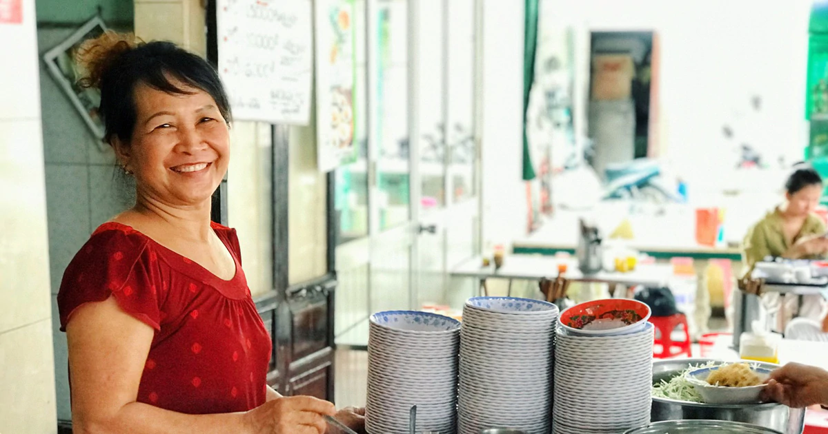 Vì sao du khách nước ngoài bị mê hoặc bởi món ăn đường phố 15.000 đồng