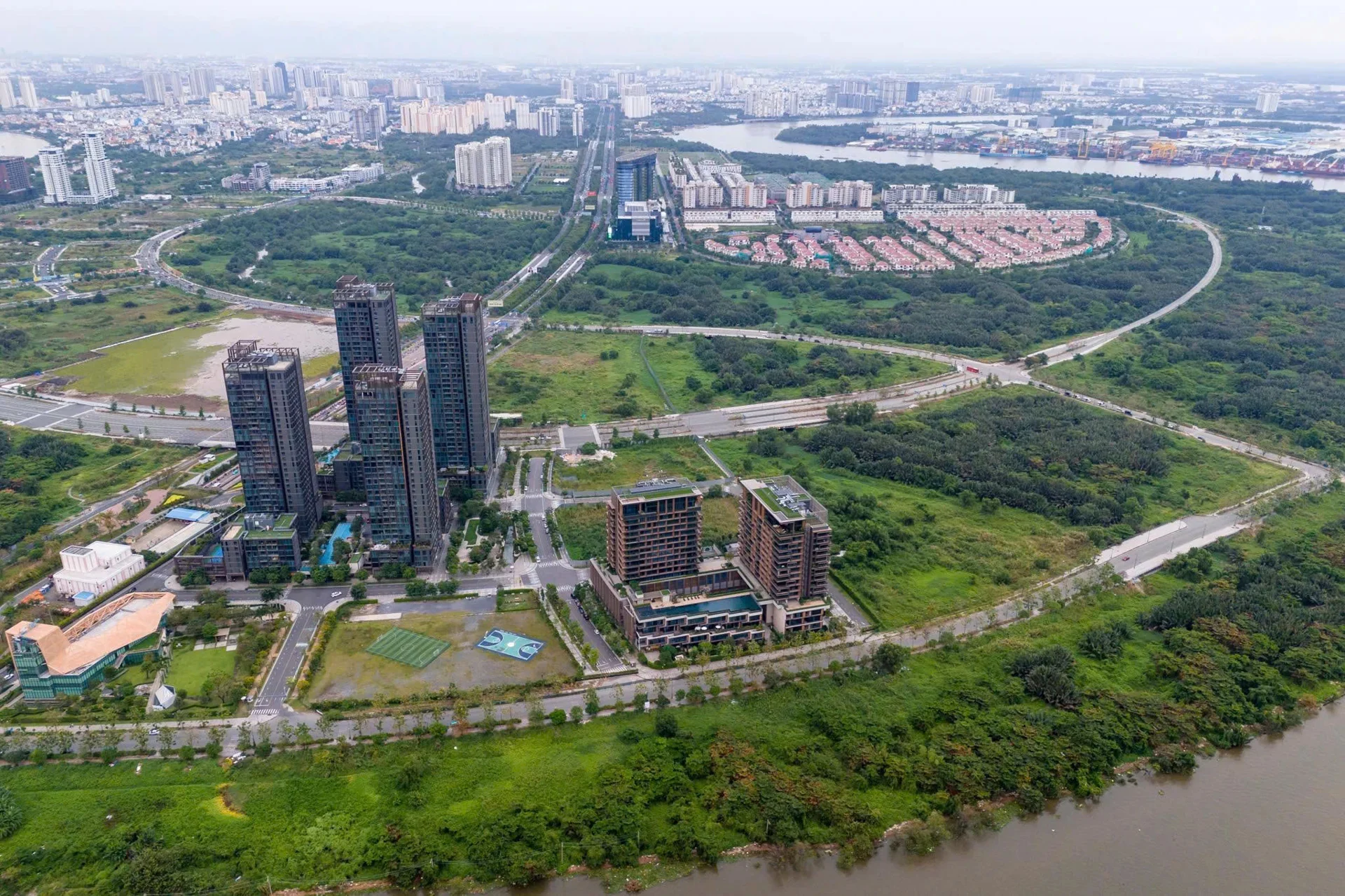 Thu hồi 895 ha đất cho 58 dự án: TP.HCM đang tái thiết hạ tầng như thế nào?