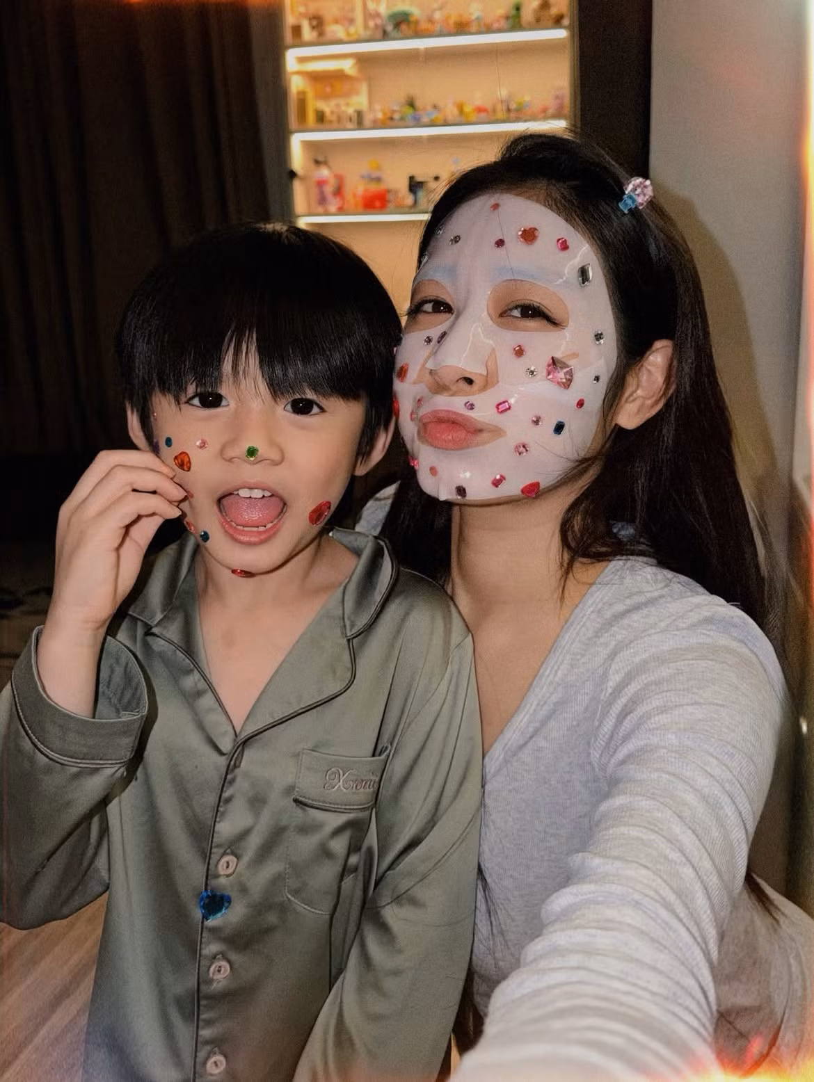 Bedazzling: Gen Z phủ lấp lánh lên mọi thứ để phản kháng tối giản