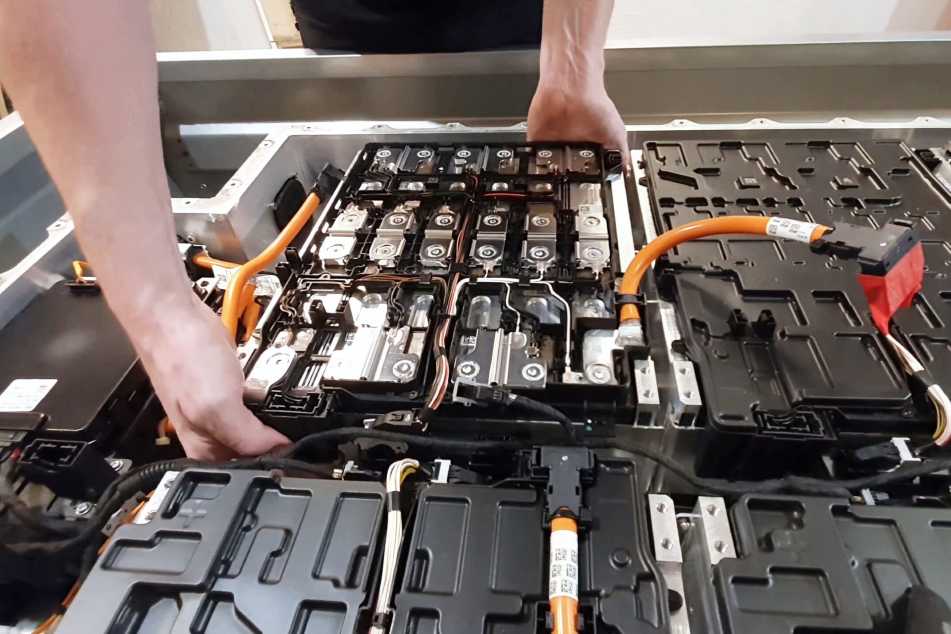 Pin xe điện bền bỏng hơn bạn nghĩ và 4 định kiến sai lầm