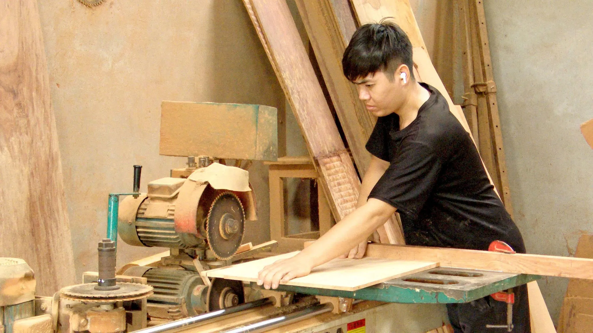 Thế hệ trẻ học nghề mộc truyền thống ở Thư Lâm: Giữ lửa di sản từ lớp học đến làng nghề