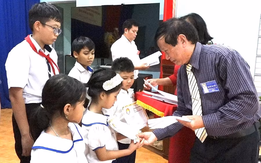 Các chương trình học bổng tiếp sức học sinh khó khăn bước vào năm học mới