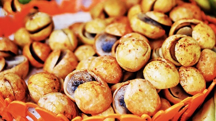 Những món ăn đường phố mùa thu Hà Nội: Cốm xanh, sấu chín, chả rươi khiến thực khách xếp hàng
