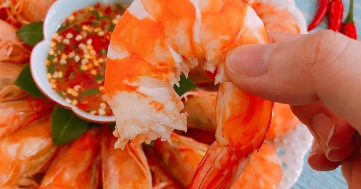 Luộc tôm nước sôi hay nước lạnh: chọn sai là mất ngon