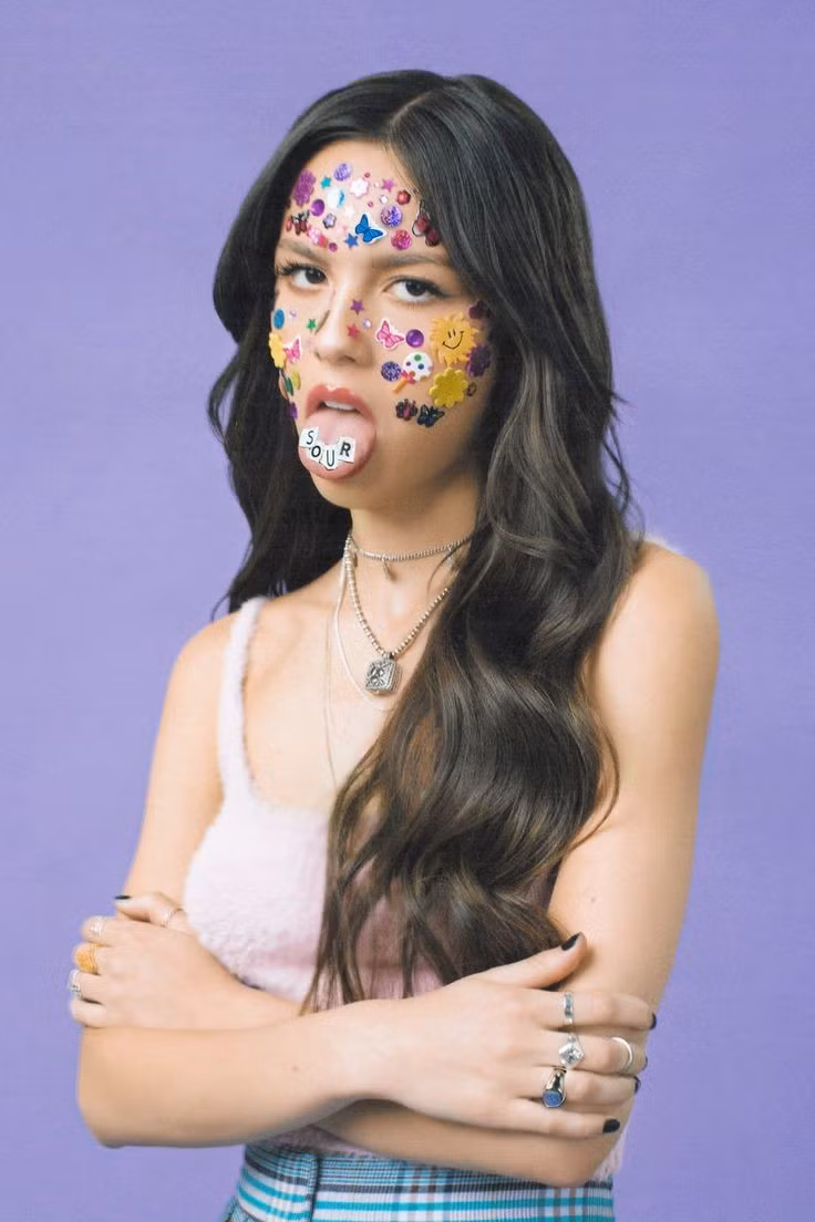 Bedazzling: Gen Z phủ lấp lánh lên mọi thứ để phản kháng tối giản