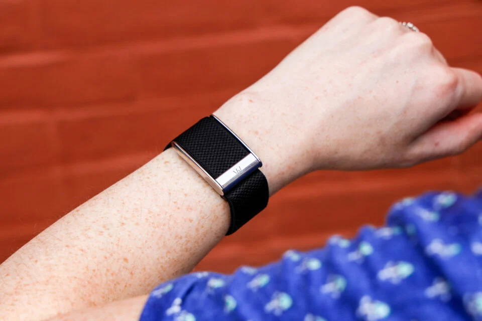 Thiết bị đeo không màn hình: tập trung hơn hay bất tiện hơn smartwatch?