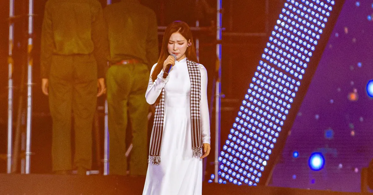 Hòa Minzy khóc trên sân khấu Tổ Quốc Trong Tim: khoảnh khắc chạm trái tim hàng triệu người