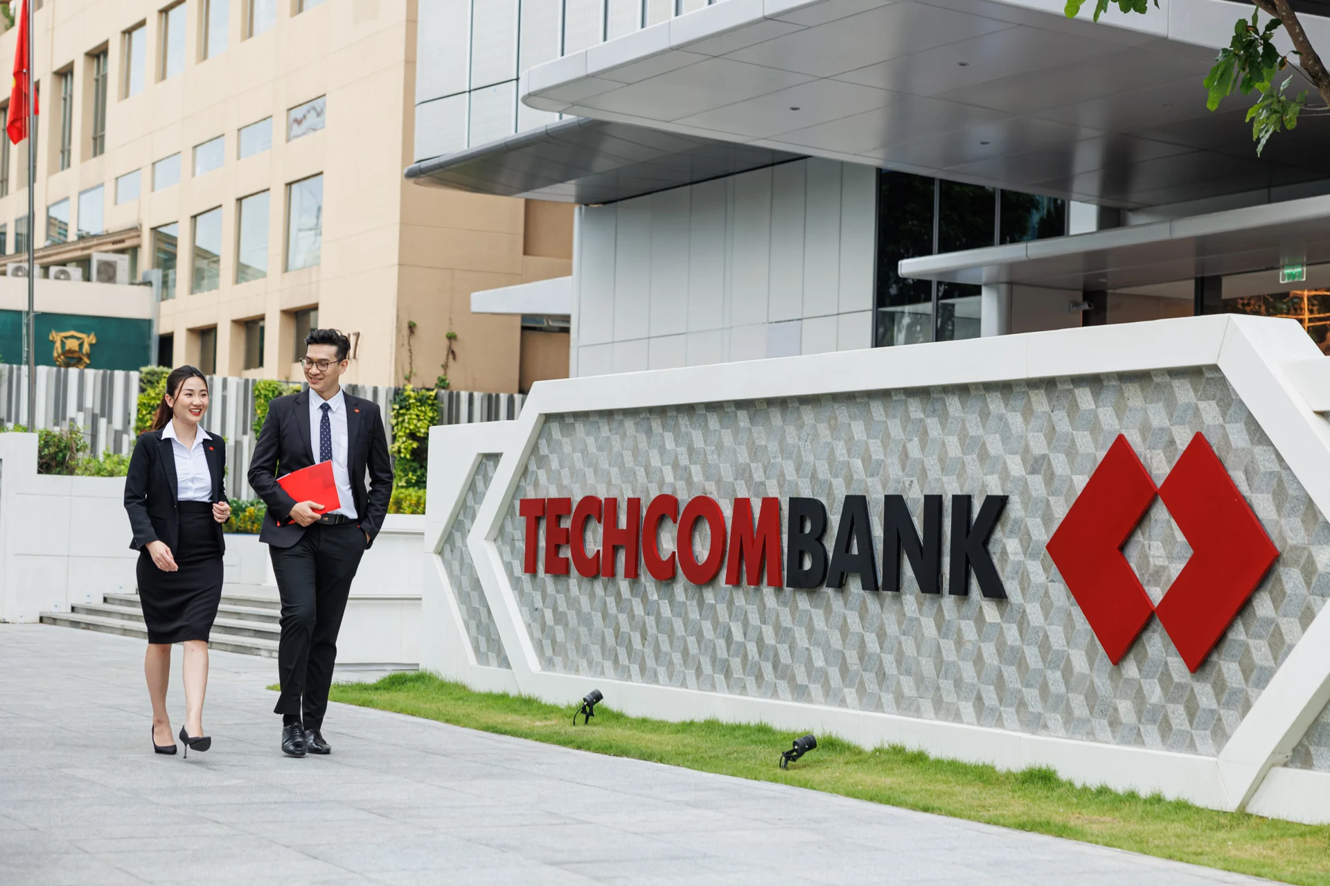 Cuộc đua tăng vốn điều lệ: Techcombank, ABBank và MB đang toan tính gì?