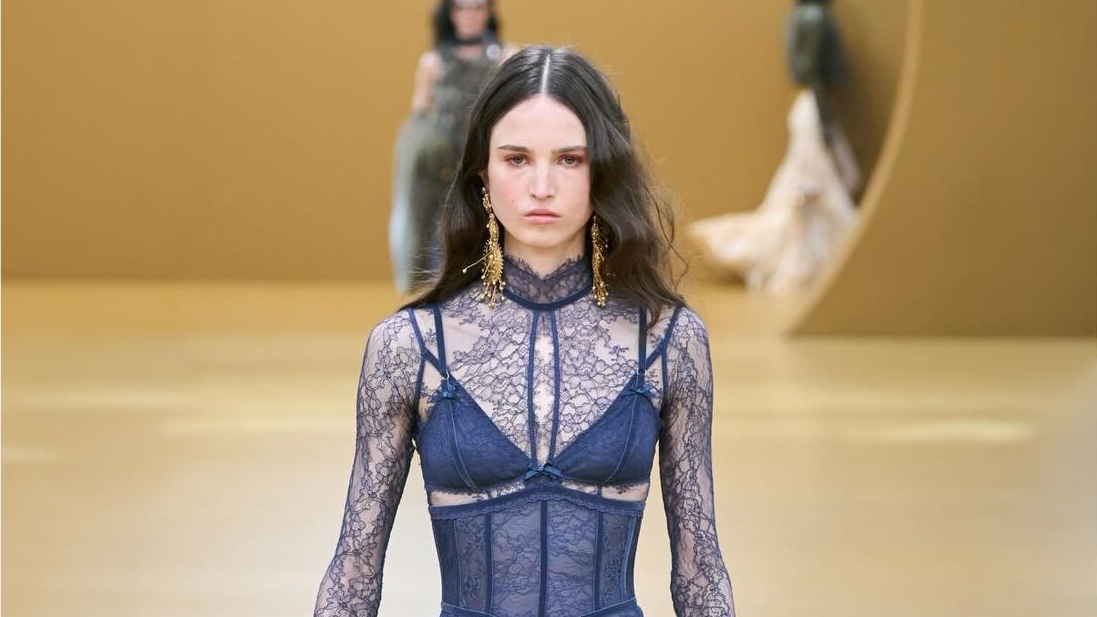 Từ phòng ngủ lên sàn diễn: Nội y và corset định nghĩa lại Thu Đông