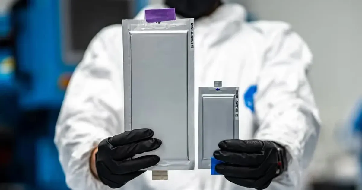 Cuộc đua pin siêu khổng lồ: 12.000-15.000mAh có đáng đánh đổi?