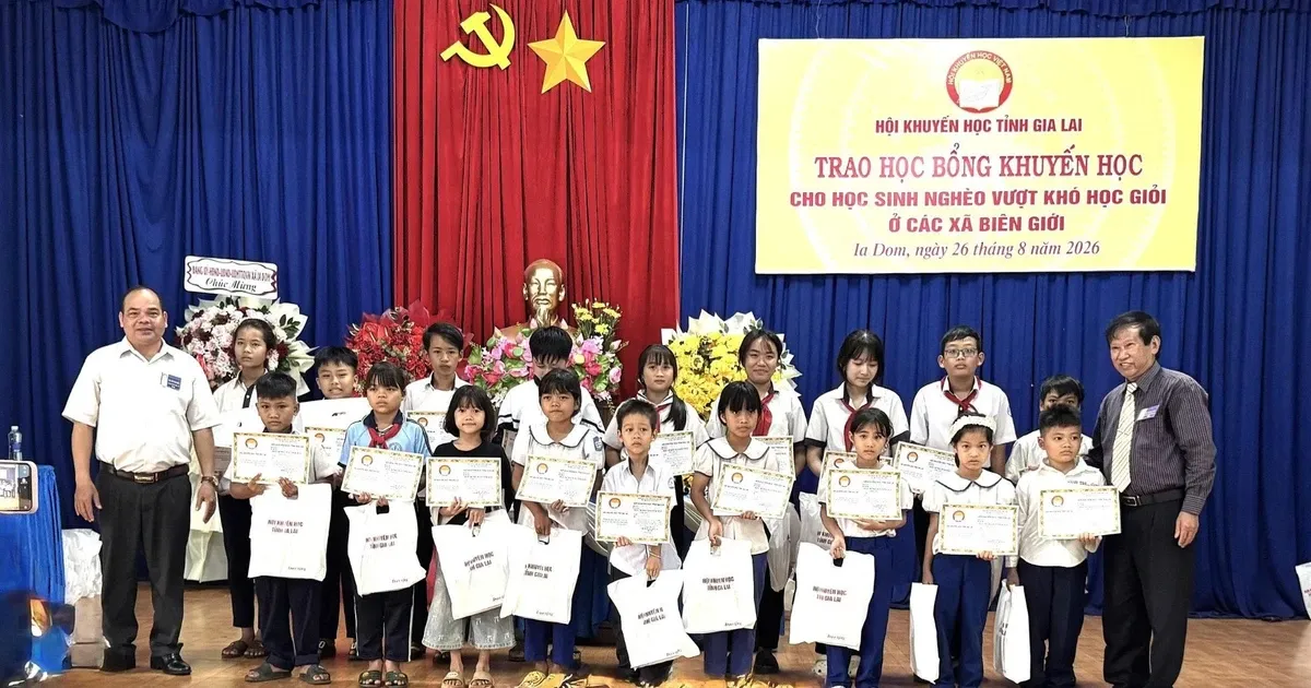 Các chương trình học bổng tiếp sức học sinh khó khăn bước vào năm học mới