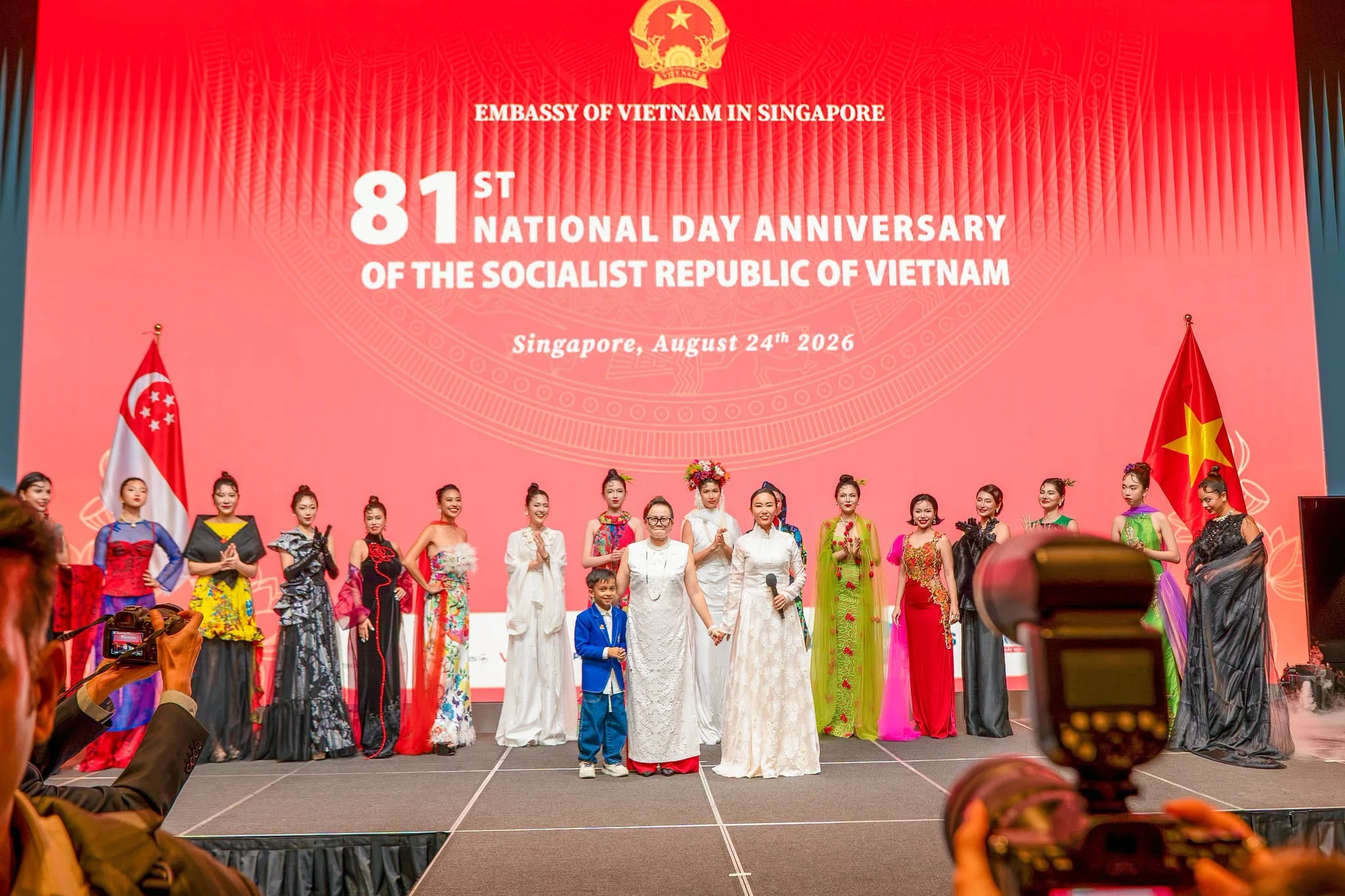 Áo dài Việt Nam tỏa sáng tại Singapore