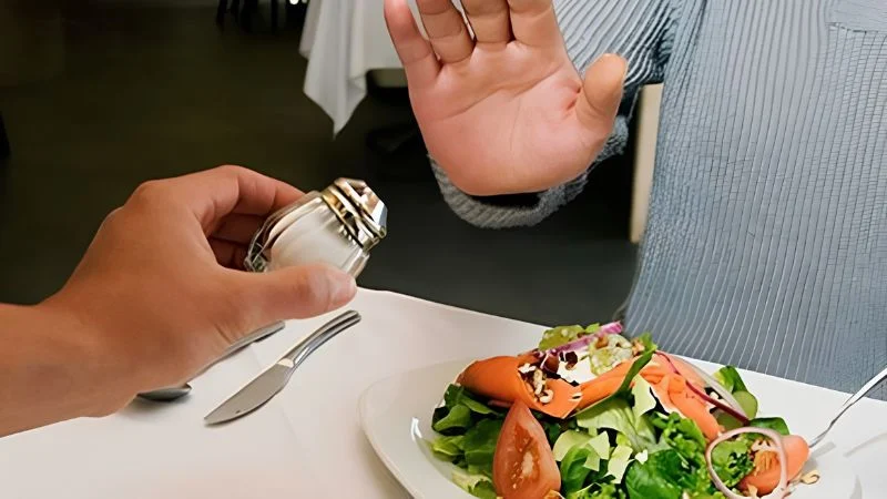 Muối ẩn trong thực phẩm: Kẻ thù thầm lặng của tim mạch và thận
