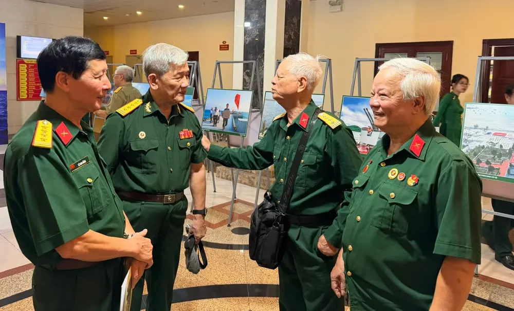 “Linh thiêng biển đảo Việt Nam”: Khi ký ức lính hóa thành ánh sáng