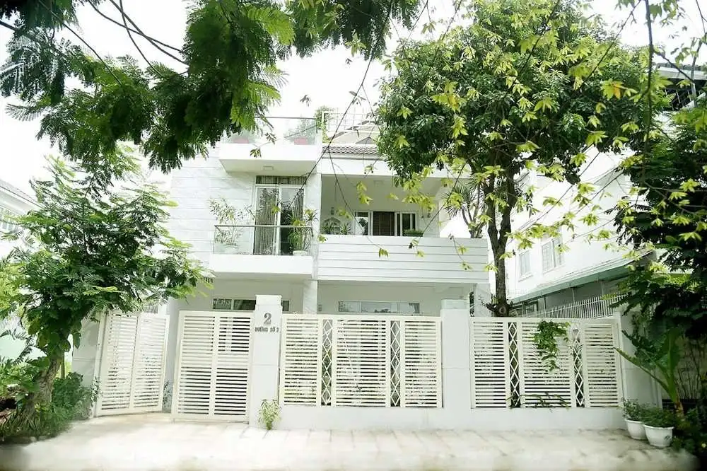 Bên trong nhà MC Quyền Linh: Trắng tối giản, xanh sang trọng