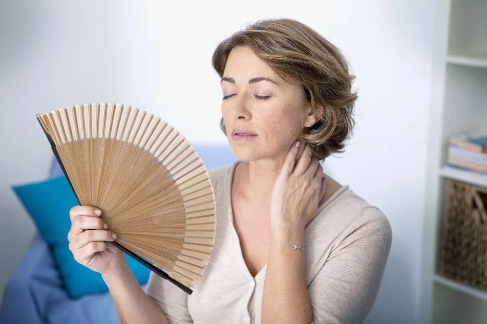Tại sao phụ nữ trên 45 tuổi thường mất ngủ và 8 cách khắc phục