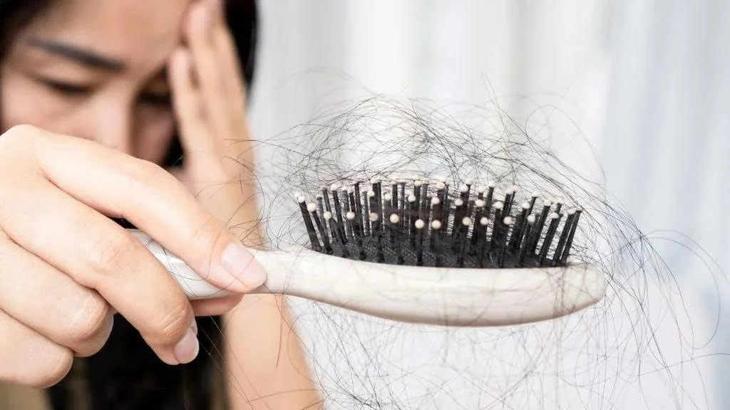 Rụng tóc liên tục: Thiếu chất gì và nên ăn gì?