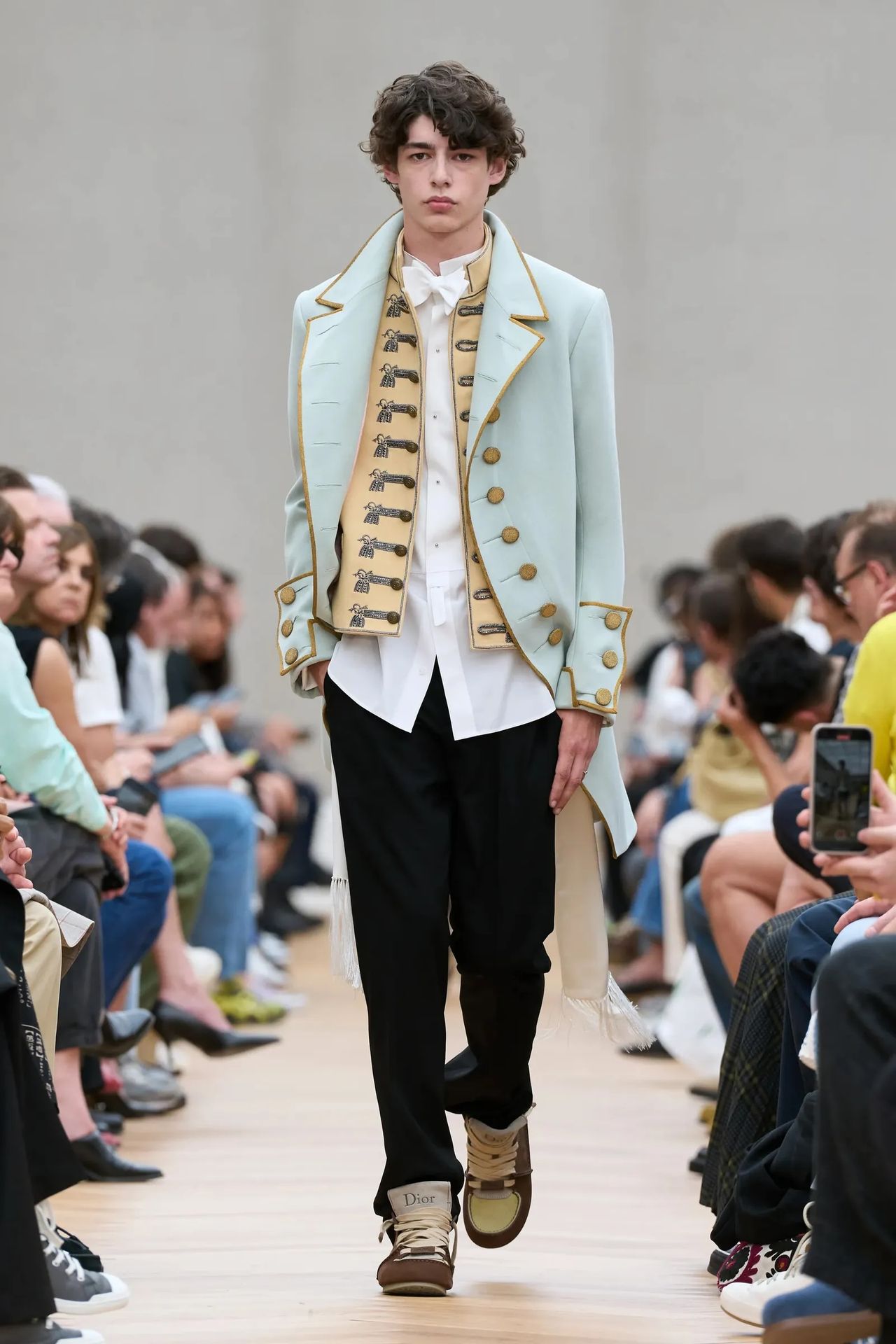 Áo khoác Napoleon trở lại: quân phục thành phong cách