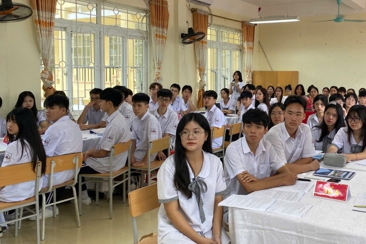 Phụ huynh xếp hàng mua sách giáo khoa: lỗi ở đâu, giải pháp nào?
