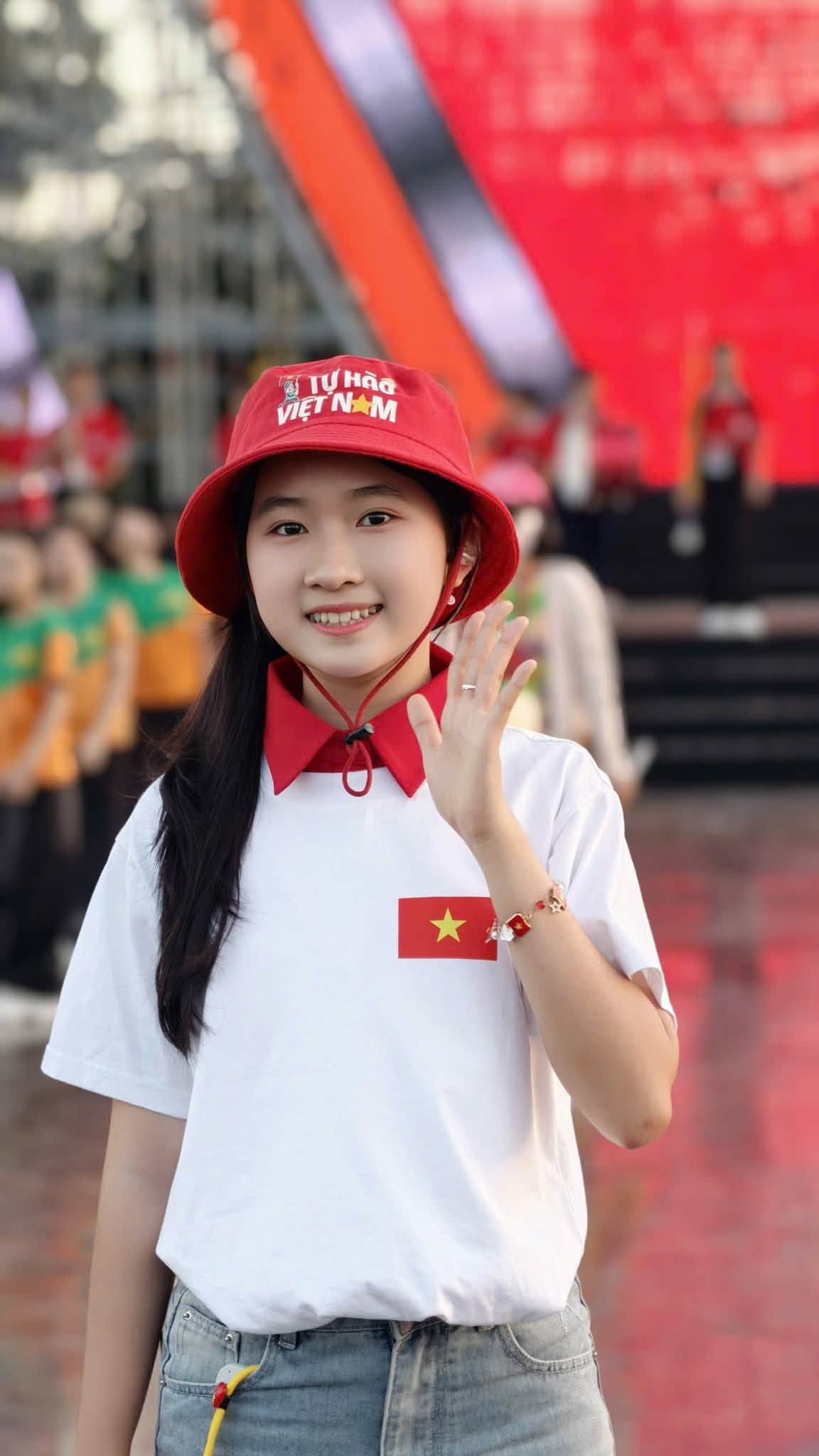 Từ clip 46 triệu view đến sân khấu lớn: hai giọng ca nhí hát nhạc đỏ