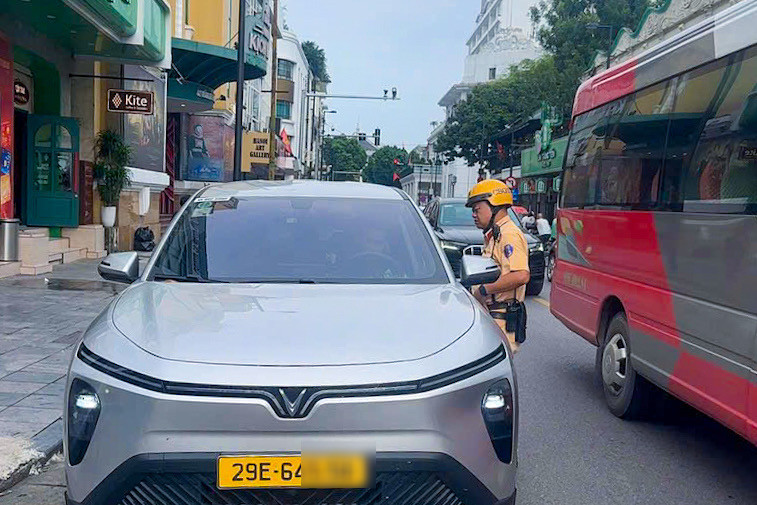 Hà Nội kết hợp tuần tra và camera AI để kéo giảm ùn tắc