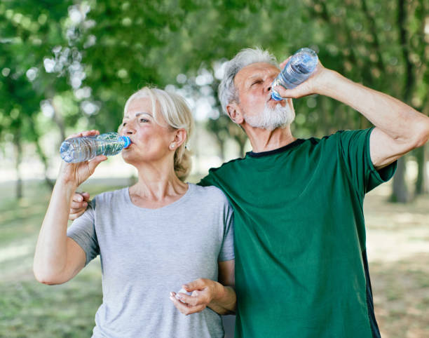 Người cao tuổi dễ thiếu nước mà không biết: 4 dấu hiệu cần chú ý