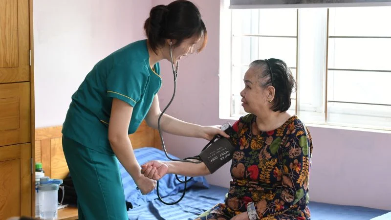 Công nghệ là cầu nối: chăm sóc cha mẹ già từ xa không chỉ là chuyện… cài app