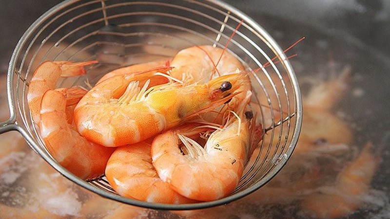 Luộc thịt, tôm, trứng: Nước lạnh hay nước sôi mới là đúng cách?