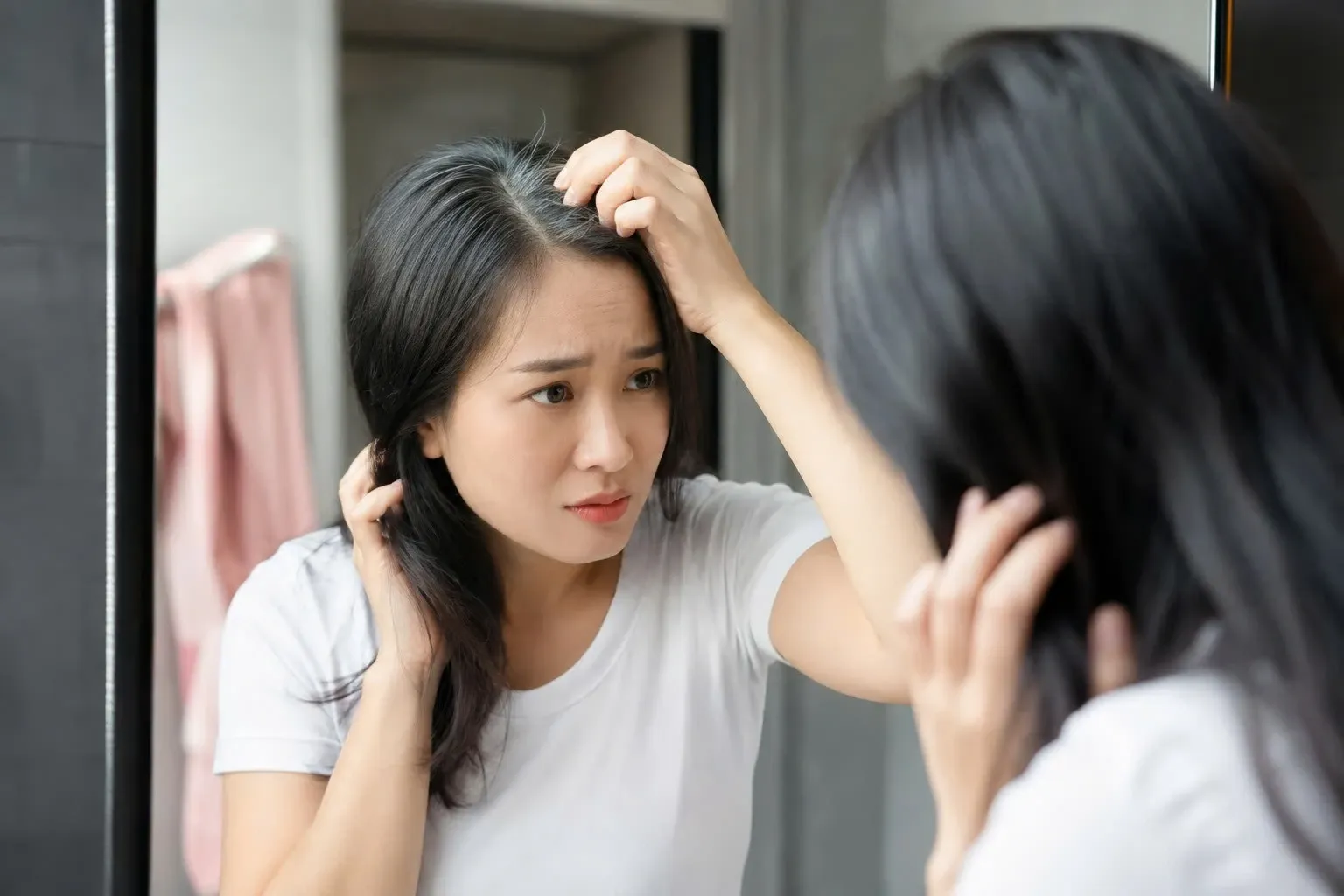 Tóc bạc sớm trước tuổi 35: Nguyên nhân ít ai biết và hướng giải quyết thông minh
