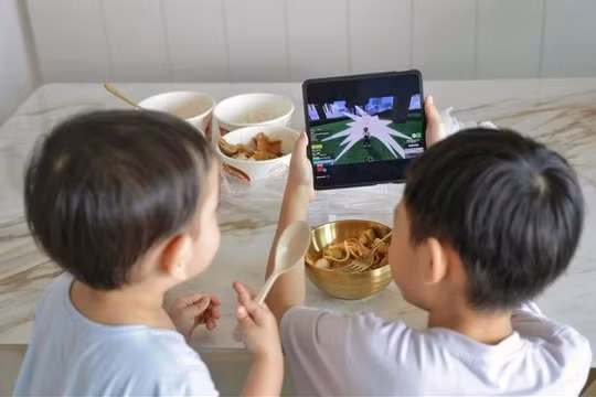 Điện thoại trước tuổi dậy thì: lợi hay hại cho tâm trí trẻ?