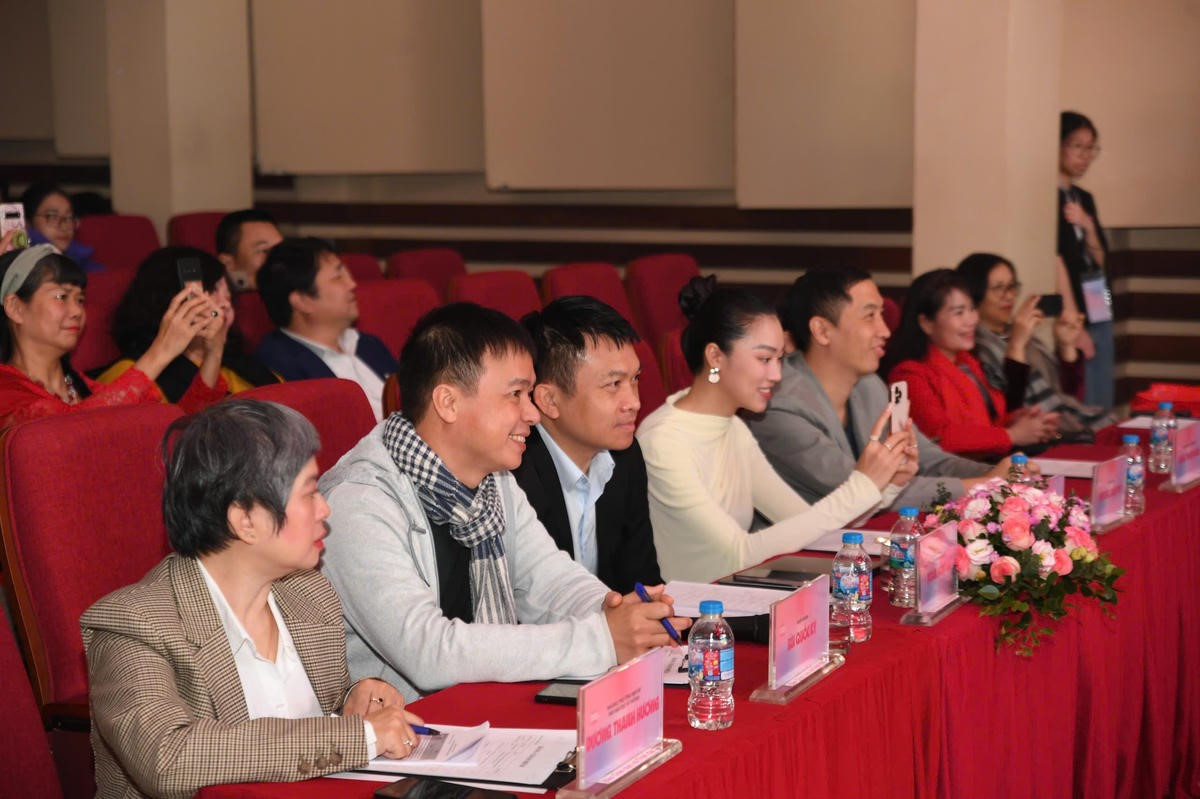 Hồn Việt qua ống kính tuổi trẻ: Ánh sáng kể chuyện bằng ảnh