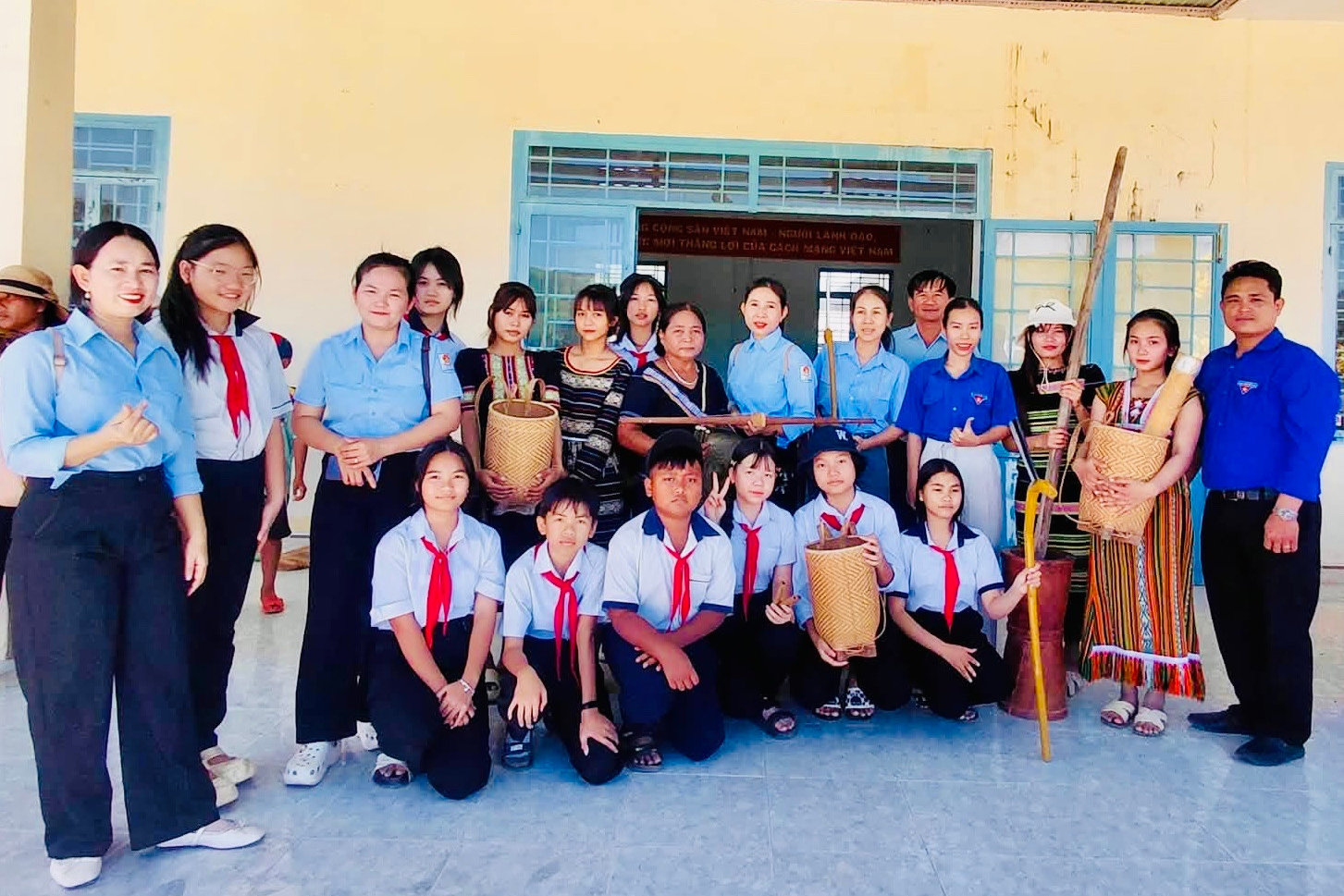 Thế hệ trẻ Bắc Ninh đưa gốm truyền thống lên sàn thương mại số