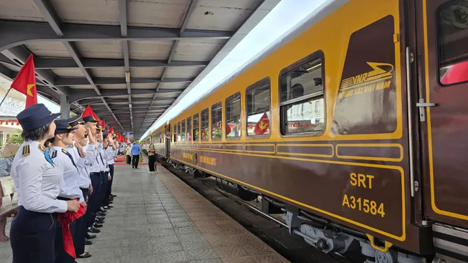 Tàu di sản Huế - Phong Nha: Cách rẻ để chạm hai di sản thế giới