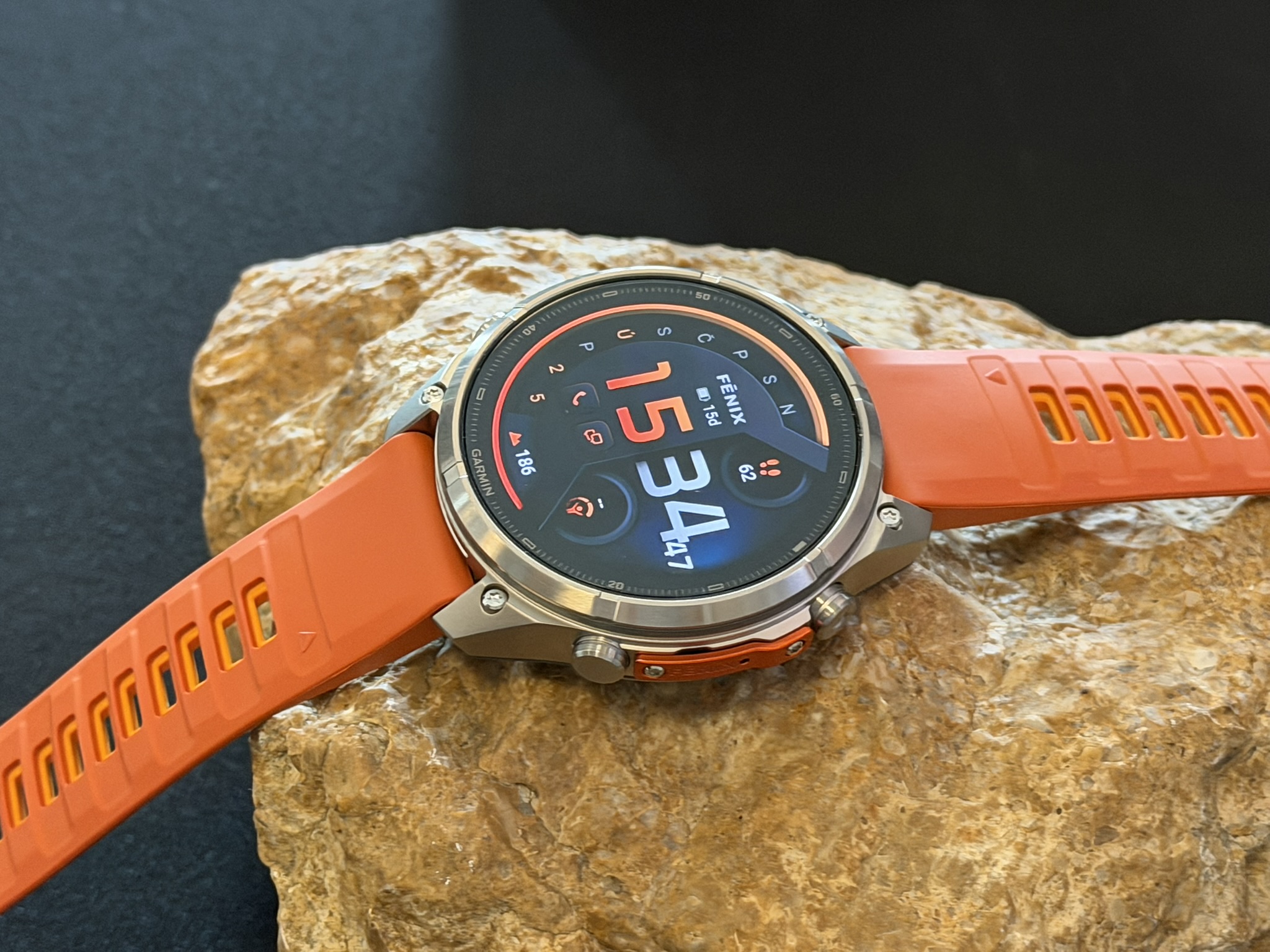 Garmin Fenix 9 Pro vs Fenix 8: Có đáng nâng cấp lên vỏ titan?