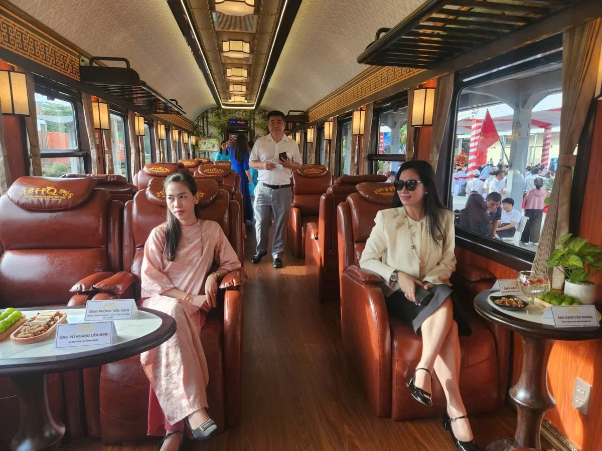 Tàu di sản Huế - Phong Nha: Hành trình 190km cho người mê du lịch tiết kiệm