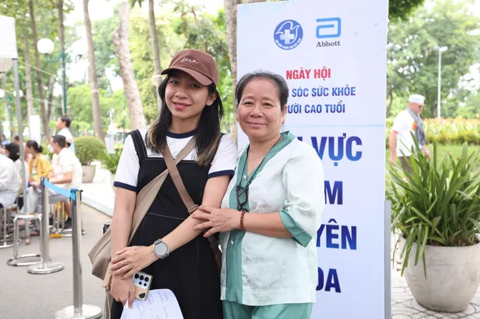 Báo hiếu cha mẹ qua chăm sóc sức khỏe mùa Vu Lan