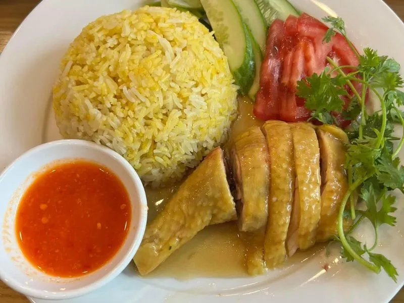 Cơm gà Việt và cơm gà Hải Nam: Một món ăn, hai bản sắc